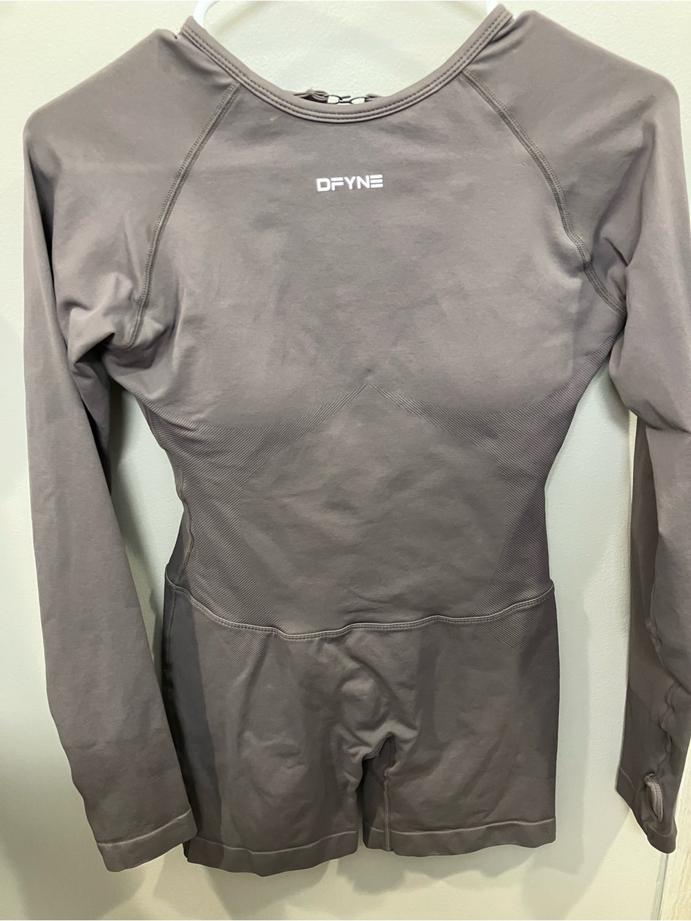 DFYNS Women's Long Sleeve Fitted Top in Taupe (Never Worn) - Picture 4 of 5